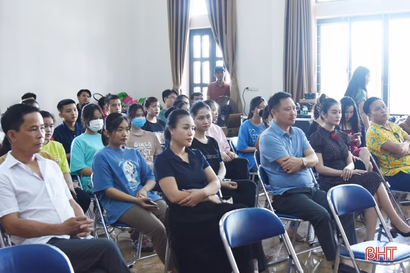 Lãnh đạo tỉnh chúc mừng thành tích mới của Nhà hát Nghệ thuật truyền thống Hà Tĩnh