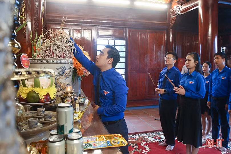 Tuổi trẻ Hà Tĩnh dâng hương tưởng niệm Chủ tịch Hồ Chí Minh