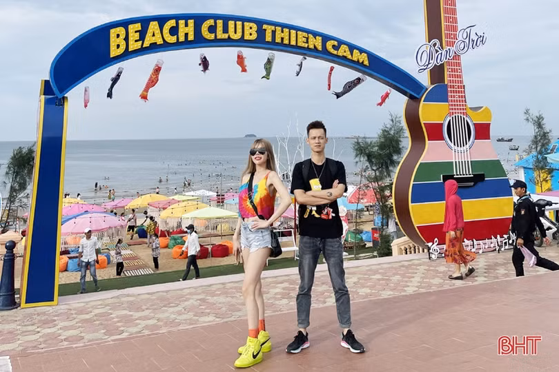 Du khách đổ về biển Hà Tĩnh “giải nhiệt” dịp cuối tuần