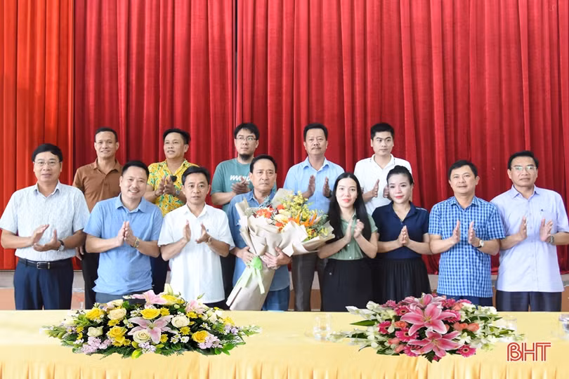 Lãnh đạo tỉnh chúc mừng thành tích mới của Nhà hát Nghệ thuật truyền thống Hà Tĩnh
