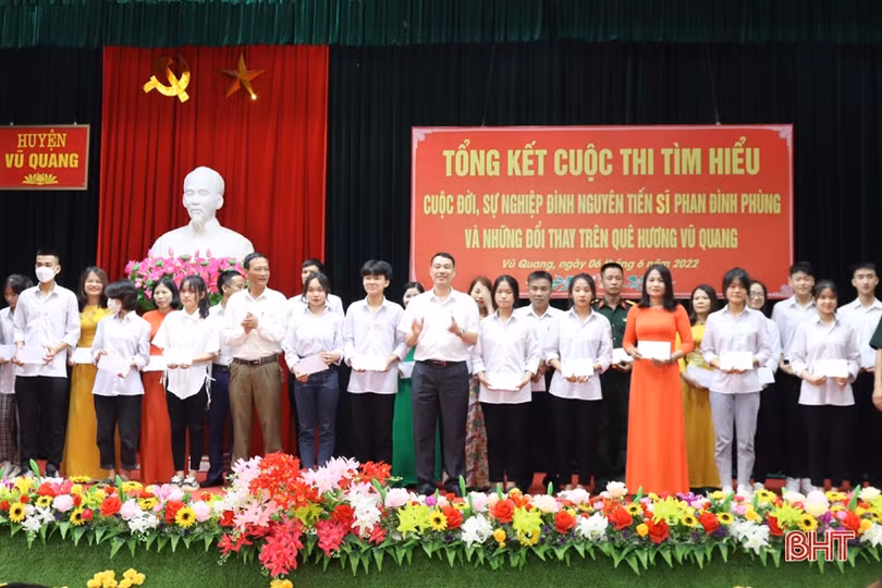 Trao giải Cuộc thi viết về Đình nguyên Tiến sỹ Phan Đình Phùng và huyện Vũ Quang