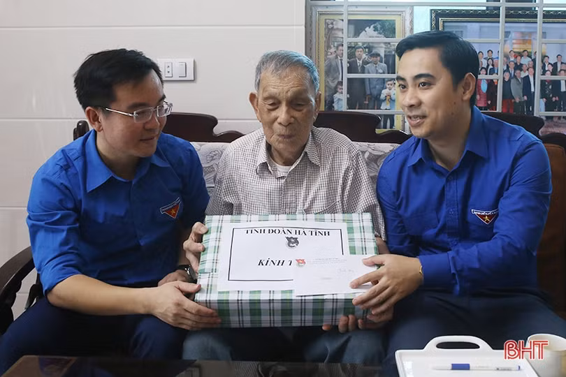Tuổi trẻ Hà Tĩnh dâng hương tưởng niệm Chủ tịch Hồ Chí Minh