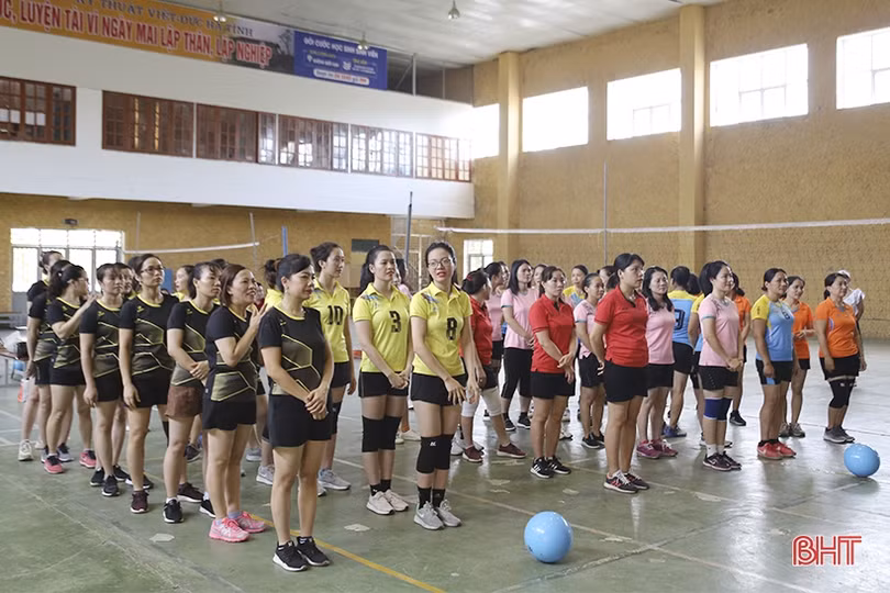 Tổ chức thành công Giải Bóng chuyền hơi CLB Nhà báo nữ Hà Tĩnh