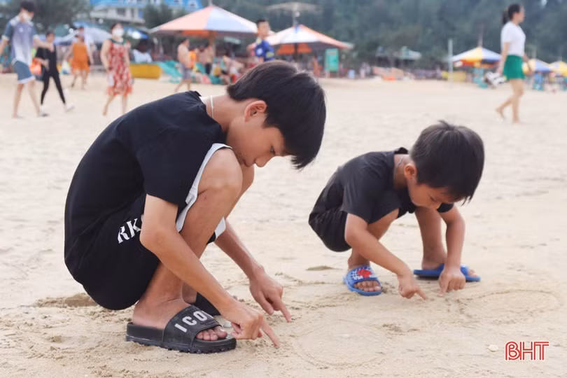 Du khách đổ về biển Hà Tĩnh “giải nhiệt” dịp cuối tuần