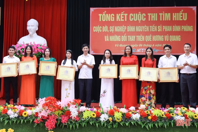 Trao giải Cuộc thi viết về Đình nguyên Tiến sỹ Phan Đình Phùng và huyện Vũ Quang