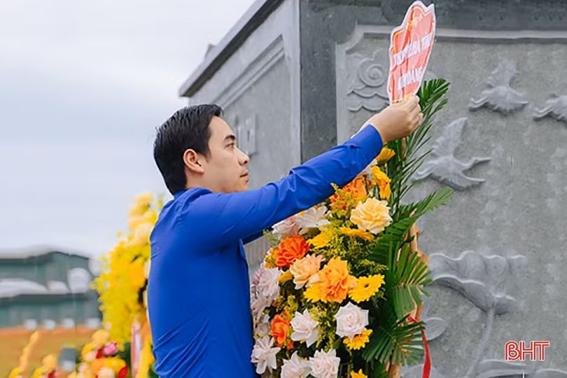 Tuổi trẻ Hà Tĩnh dâng hương tưởng niệm Chủ tịch Hồ Chí Minh