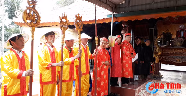 dong dao nguoi dan du le khai hoi den vai