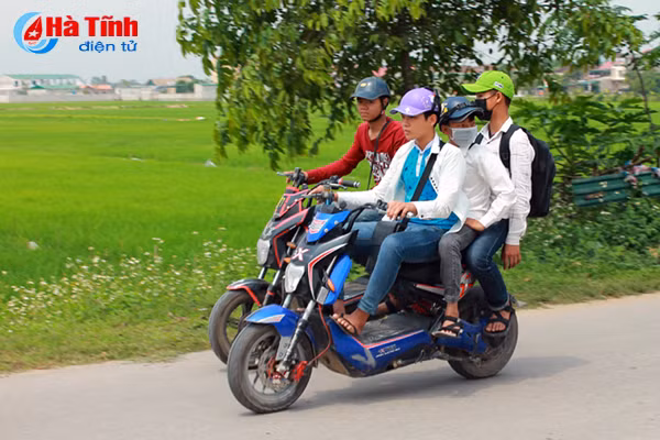 hoc sinh vi pham luat giao thong tu ben thuy den deo ngang
