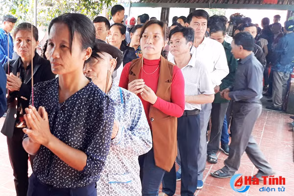 dong dao nguoi dan du le khai hoi den vai