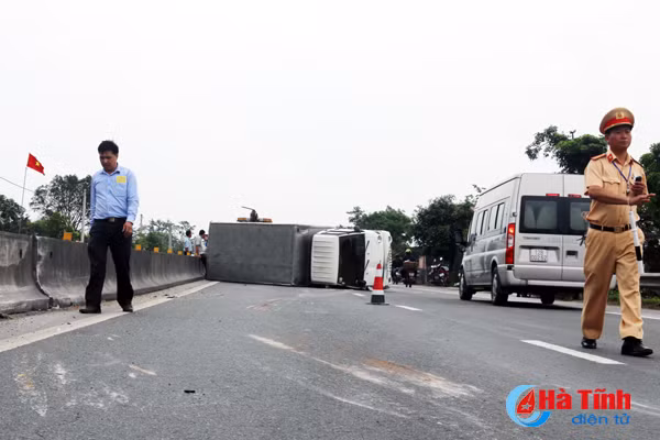 xe tai mat lai lat ngang giua quoc lo 1a