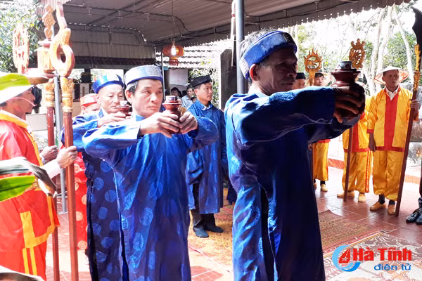 dong dao nguoi dan du le khai hoi den vai