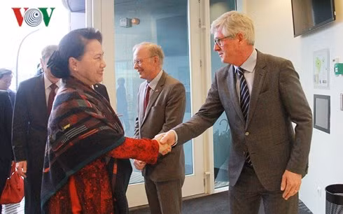 chu tich quoc hoi nguyen thi kim ngan tham vien deltares tai ha lan