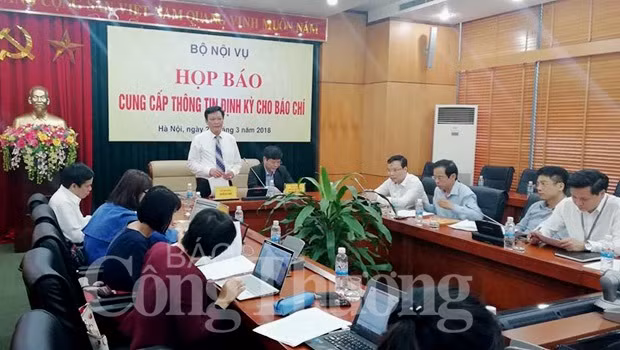 Thứ trưởng Bộ Nội vụ Nguyễn Duy Thăng trao đổi với các nhà báo tu nam 2015 den nay da tinh gian bien che 34 663 nguoi