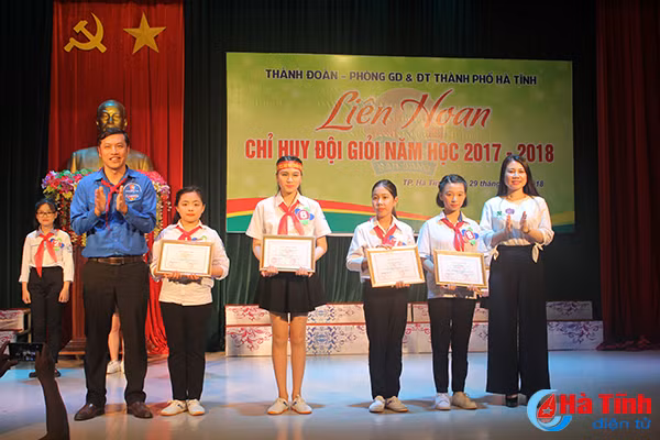 hoc sinh 9 truong thcs tham gia lien hoan chi huy doi gioi