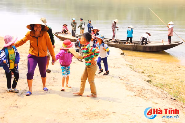 nhoc nhan phan nu cheo do tren song ngan sau