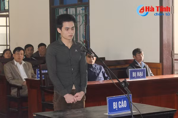Bị ép uống rượu, nổi cáu “xúi” bạn lấy dao đâm người