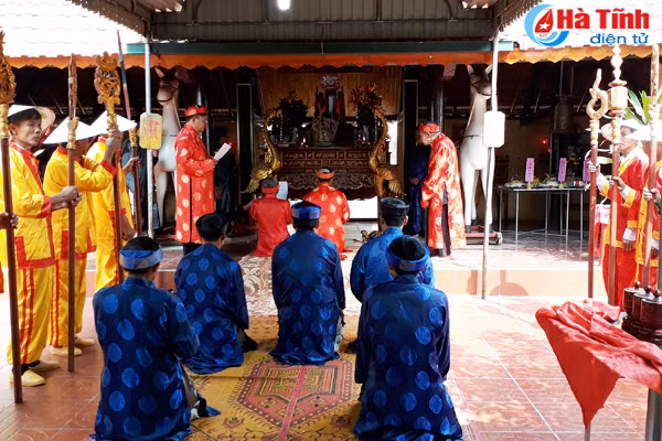 dong dao nguoi dan du le khai hoi den vai
