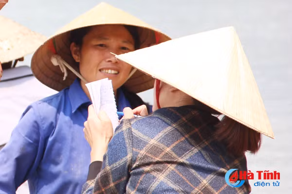 nhoc nhan phan nu cheo do tren song ngan sau