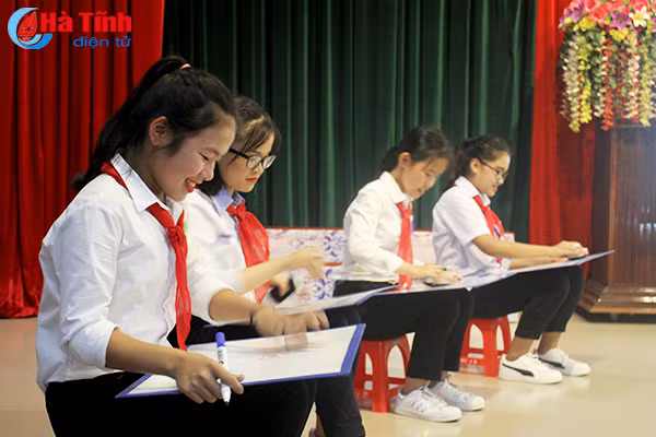 hoc sinh 9 truong thcs tham gia lien hoan chi huy doi gioi