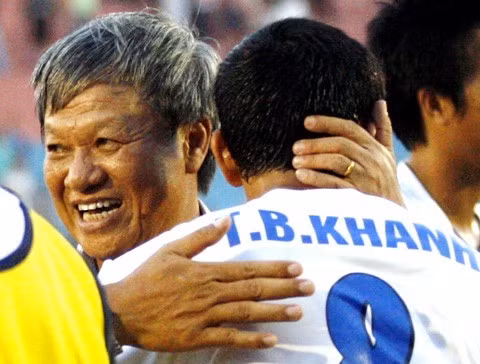 HLV Lê Thụy Hải vui lớn trong lần trở lại sân Gò Đậu.