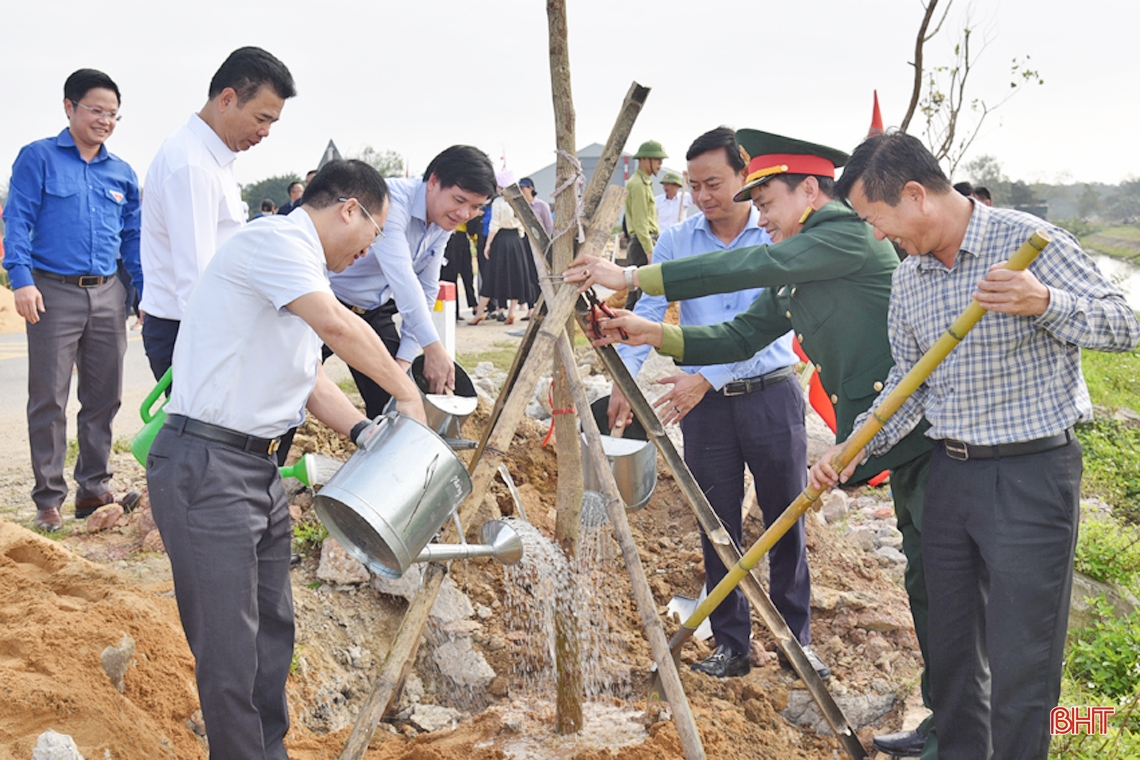 Các địa phương Hà Tĩnh sôi nổi ra quân trồng cây đầu xuân