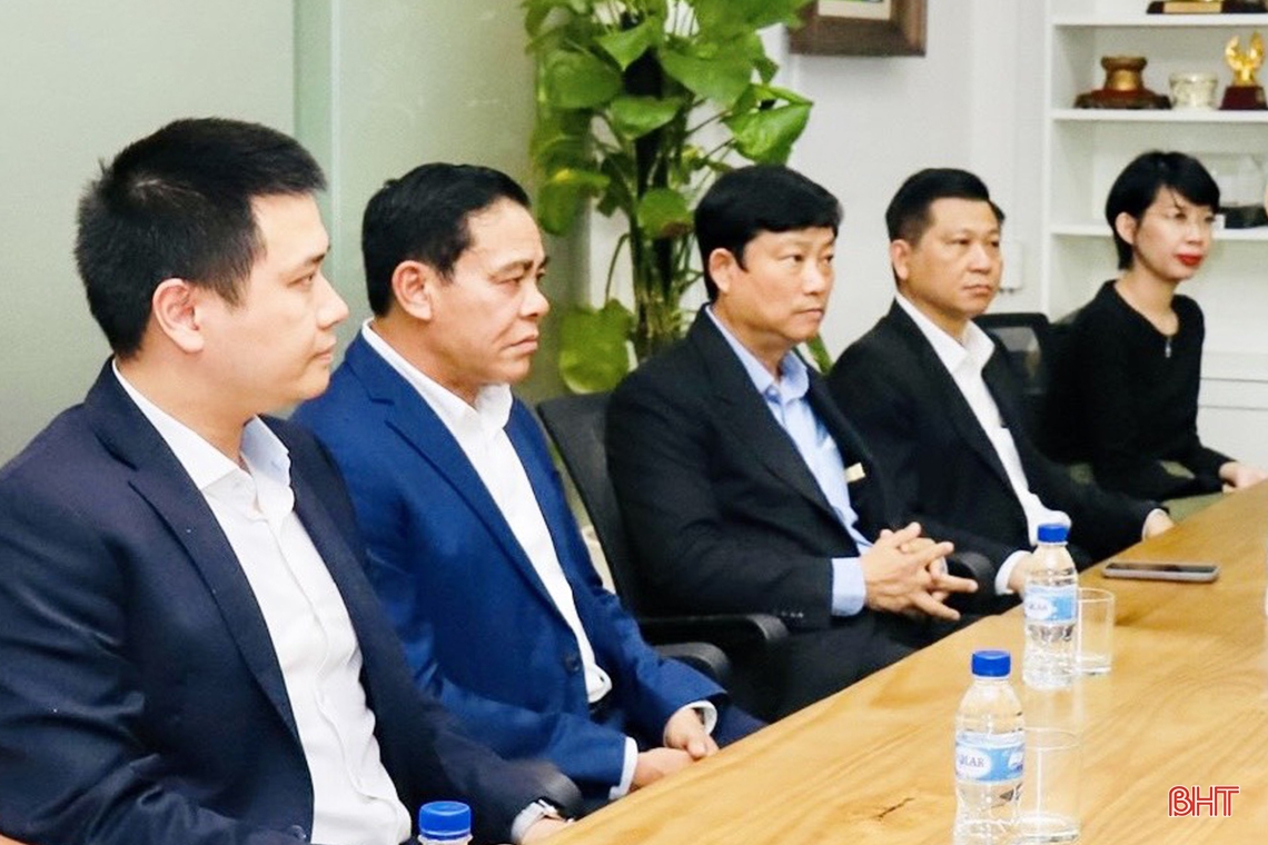 Chủ tịch UBND tỉnh Hà Tĩnh làm việc với Đại sứ quán Việt Nam tại Singapore và gặp gỡ các nhà đầu tư nước ngoài