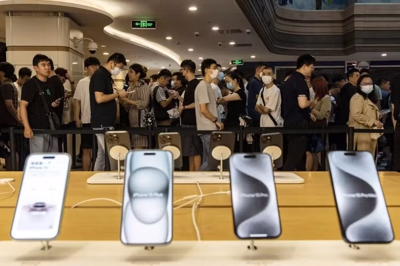 iPhone 15 trưng bày trong một Apple Store. Ảnh: Bloomberg.