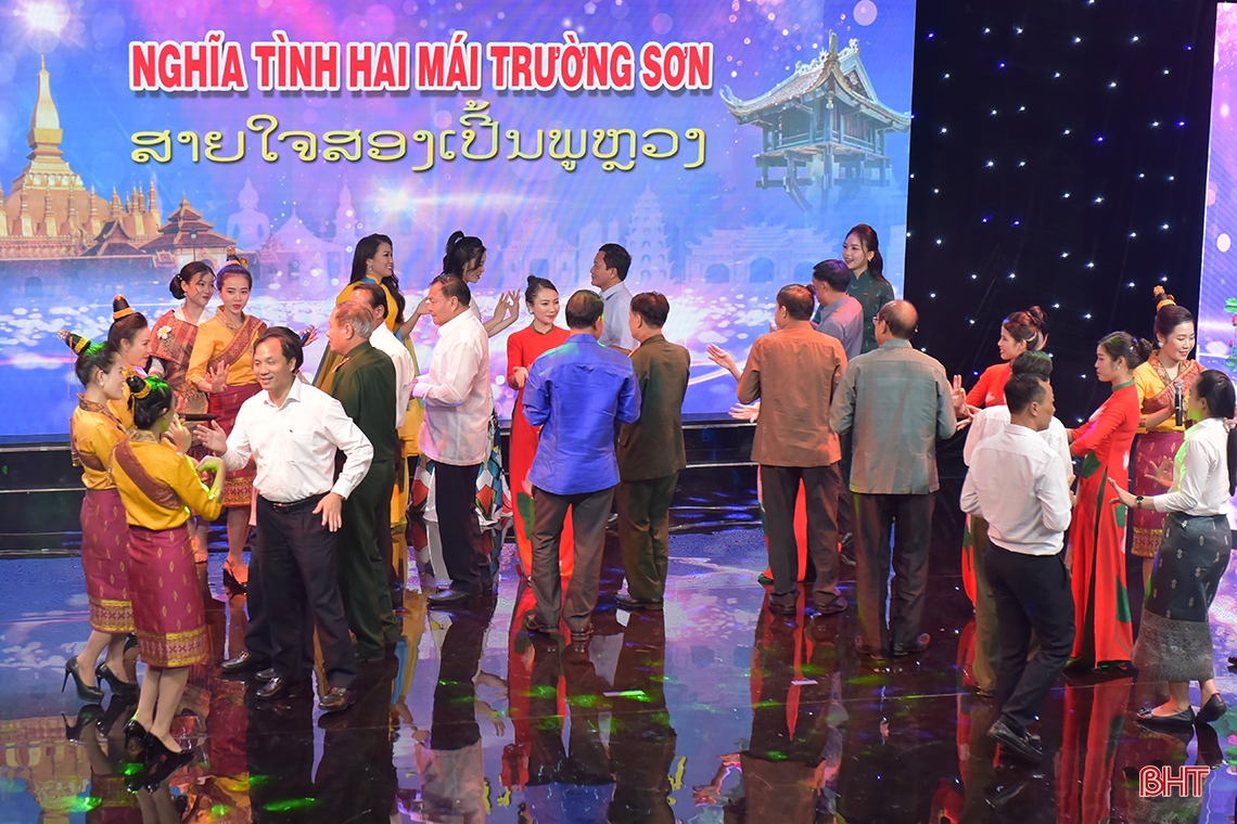 Lắng đọng Chương trình giao lưu nghệ thuật “Nghĩa tình hai mái Trường Sơn”