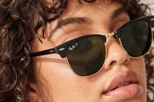 Đi xe máy dưới nắng gắt: Chọn kính râm phân cực hay kính RayBan tròng thường?