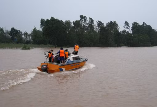 Lực lượng quân sự, công an giúp dân phòng chống lụt