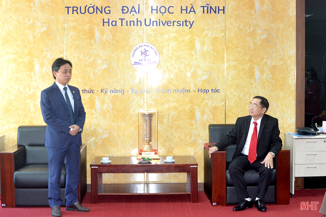 Mong nhà trường và các nhà giáo tiếp tục đóng góp cho sự nghiệp phát triển tỉnh nhà