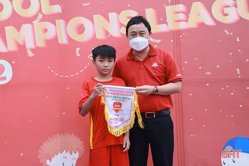 Học sinh tiểu học iSchool Hà Tĩnh hào hứng tranh tài giải bóng đá mini