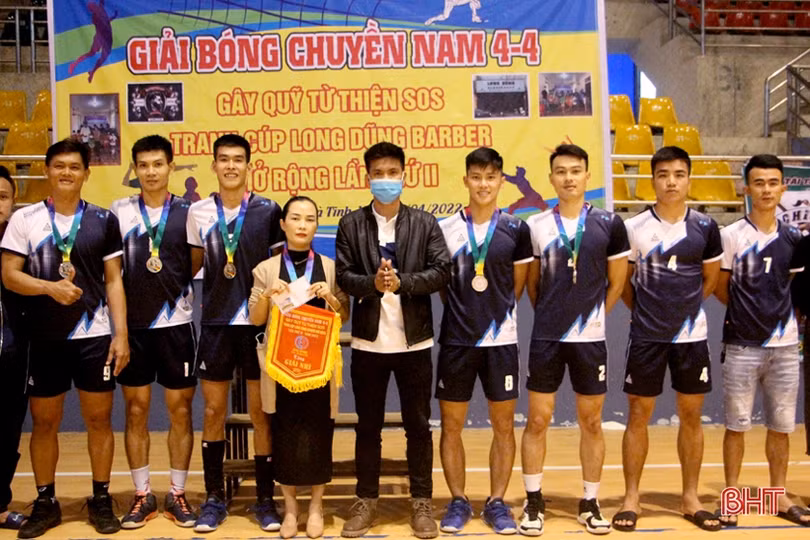Giải bóng chuyền phong trào ở TP Hà Tĩnh gây quỹ ủng hộ trẻ mồ côi