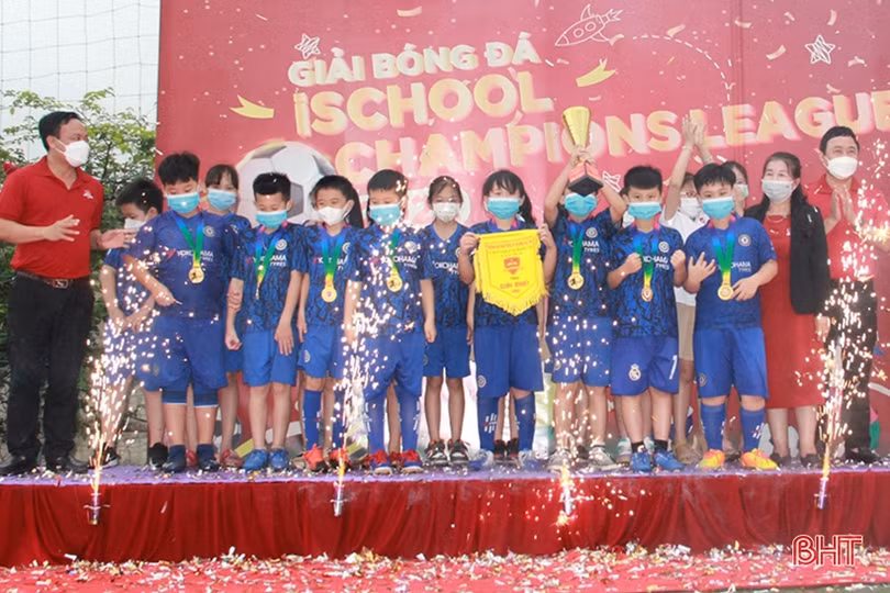 Học sinh tiểu học iSchool Hà Tĩnh hào hứng tranh tài giải bóng đá mini
