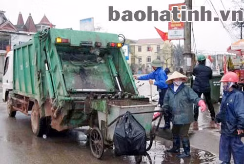 Công nhân HTX vệ sinh môi trường thị trấn Cẩm Xuyên thu gom rác thải
