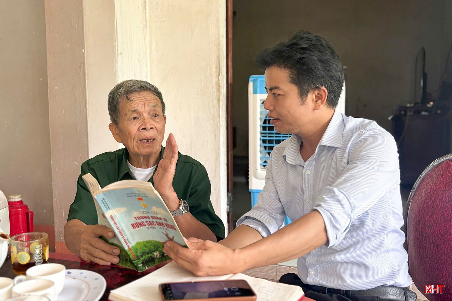 Ông Trần Thanh Tân trò chuyện với phóng viên về quá trình gian nan đi tìm thông tin mộ liệt sỹ Trần Văn Dần.