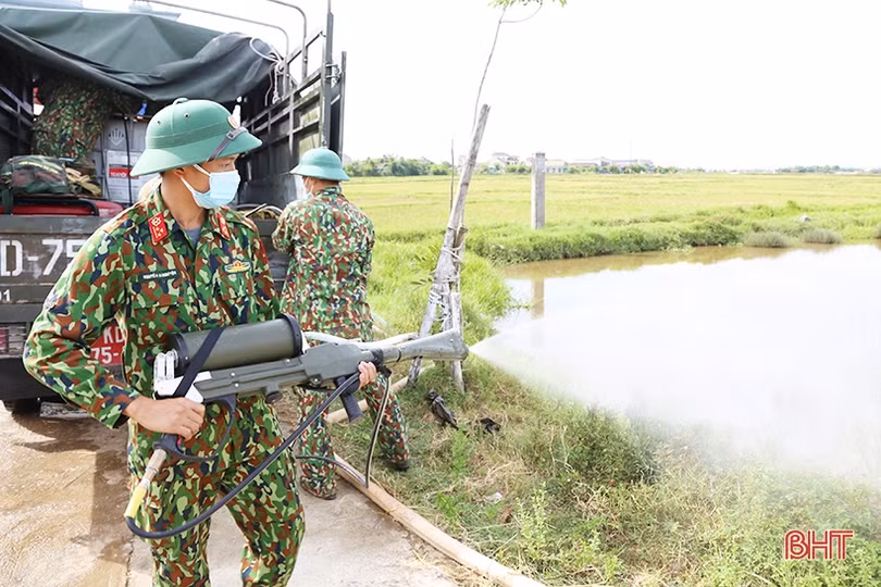Lực lượng phòng hóa Quân khu 4 phun khử khuẩn toàn bộ xã Thạch Long