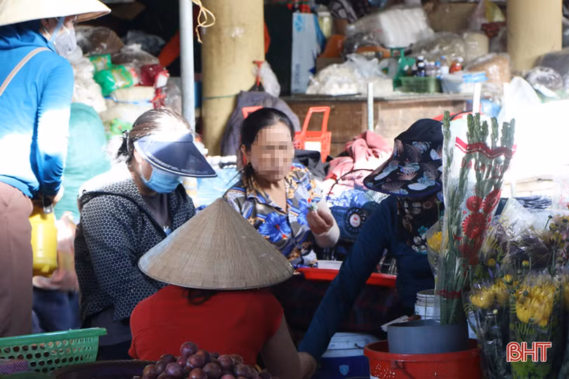 Hà Tĩnh: Dịch Covid-19 còn phức tạp, nhiều người dân vẫn... quên 5K!