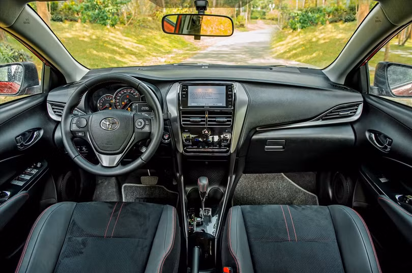 Chọn Toyota Vios GR-S hay Hyundai Elantra 1.6 AT khi có hơn 600 triệu?