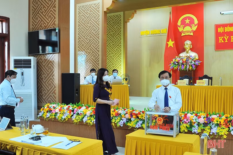 Bí thư Huyện ủy Hương Khê Lê Ngọc Huấn tái cử chức vụ Chủ tịch HĐND huyện