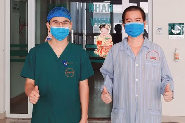 Người đàn ông mắc COVID-19 nhồi máu phổi, nguy cơ tử vong 70%, tươi cười ra viện