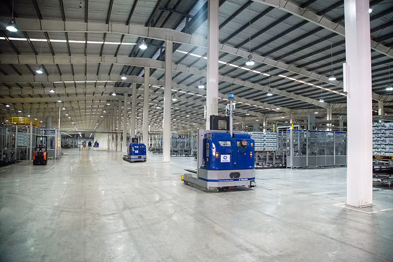 Thủ tướng Chính phủ đánh giá cao mô hình “vừa sản xuất, vừa chiến đấu” khi thăm siêu nhà máy sữa Vinamilk