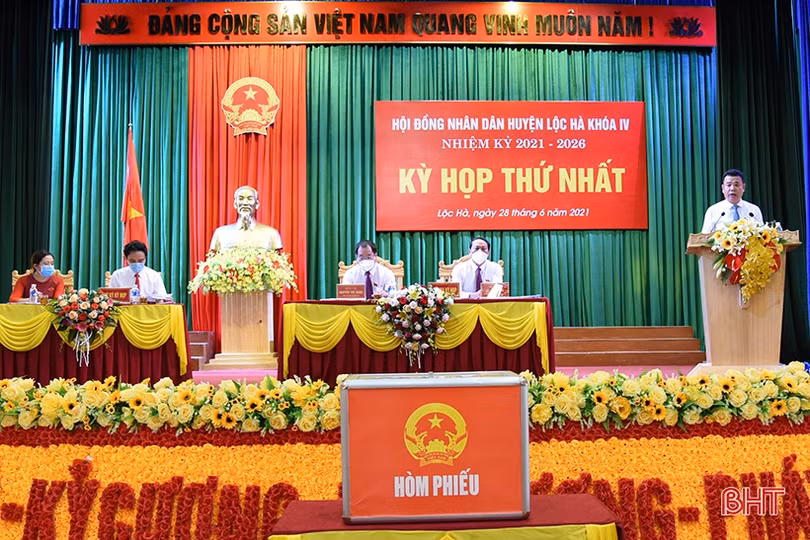 Ông Nguyễn Thế Hoàn được bầu giữ chức Chủ tịch HĐND huyện Lộc Hà