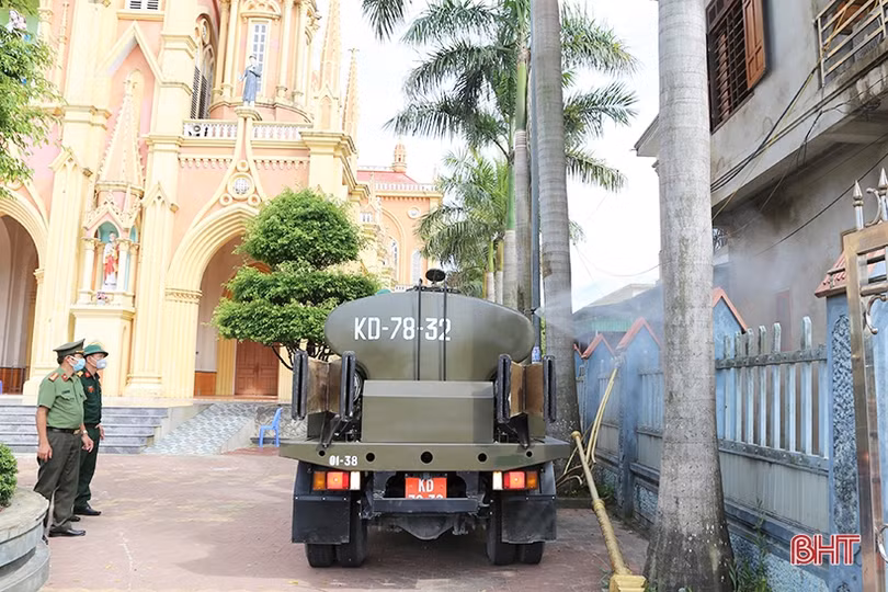 Lực lượng phòng hóa Quân khu 4 phun khử khuẩn toàn bộ xã Thạch Long