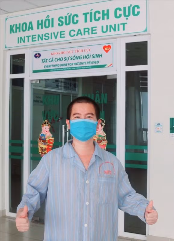 Người đàn ông mắc COVID-19 nhồi máu phổi, nguy cơ tử vong 70%, tươi cười ra viện