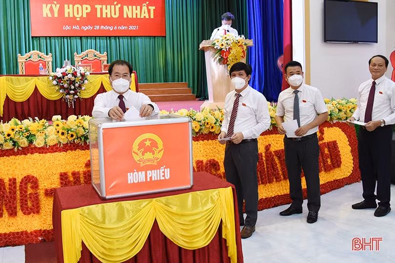 Ông Nguyễn Thế Hoàn được bầu giữ chức Chủ tịch HĐND huyện Lộc Hà
