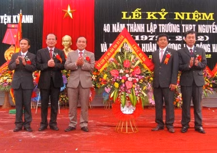Lãnh đạo sở GD-ĐT tặng lẵng hoa chúc mững