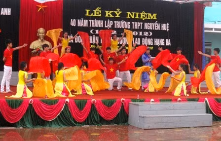 Biểu diễn văn nghệ mừng ngày hội trường