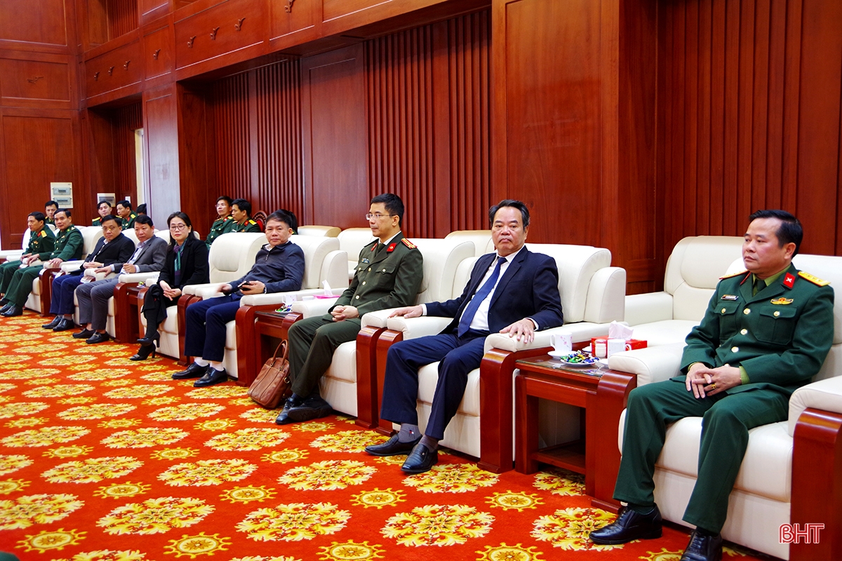 Đoàn công tác tỉnh Hà Tĩnh chúc mừng Trung tướng Hà Thọ Bình
