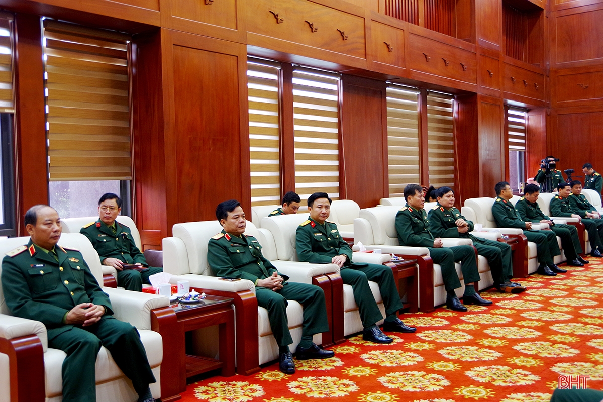 Đoàn công tác tỉnh Hà Tĩnh chúc mừng Trung tướng Hà Thọ Bình